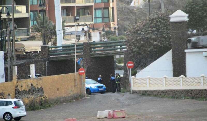 Agentes de la Policía Local y Nacional custodian el cadáver (Foto TA)