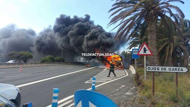 La guagua en llamas (Foto TA)