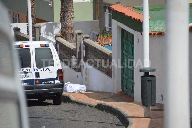 El cuerpo tapado con una sábana en la calle de Lope de Vega, en Playa del Hombre (Foto TA)