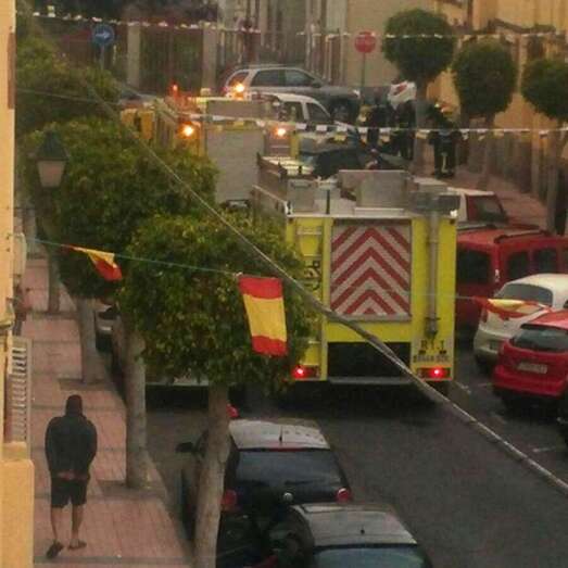 Bomberos en la calle de Maninidra de San José de Las Longueras (Foto TA)