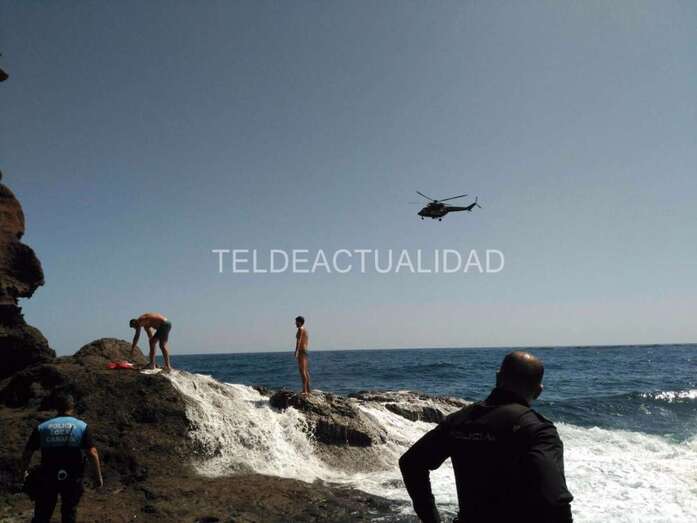 En la imagen el helicóptero que izó el cuerpo del ahogado (Foto TA)