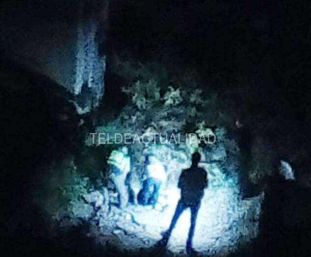 Policías con linternas señalan el lugar donde se halla el cuerpo sin vida (Foto TA)