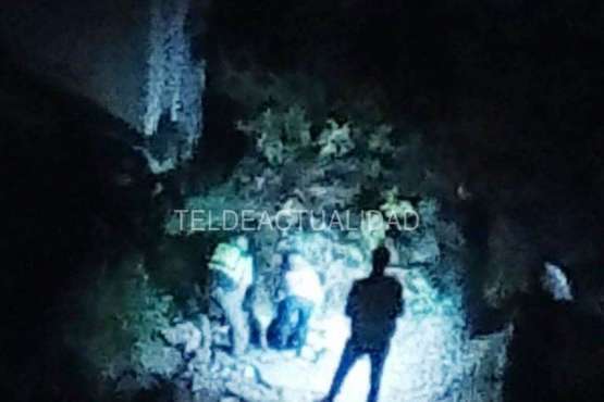 Agentes policiales junto al puente alumbran con linternas el lugar donde está el cadáver (Foto TA)