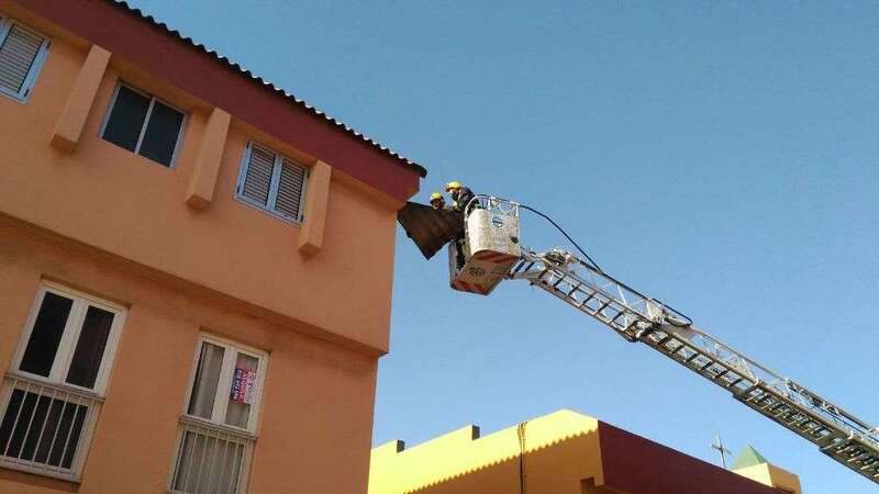 Los bomberos en plena acción en el inmueble Morales López (Foto TA)