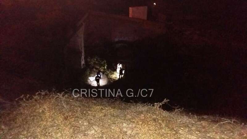 Policías nacionales, anoche junto al cadáver, en el barranco situado entre Las Rubiesas y Marpequeña (Foto Cristina G./C7)