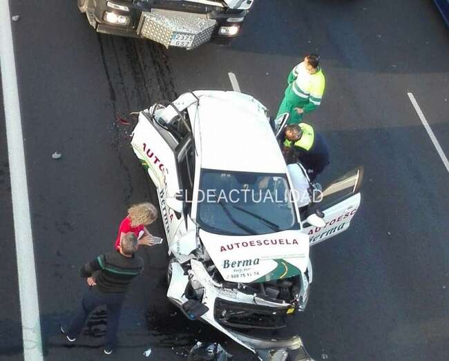 En el accidente se vieron implicados dos turismos y un camión (Foto TA)