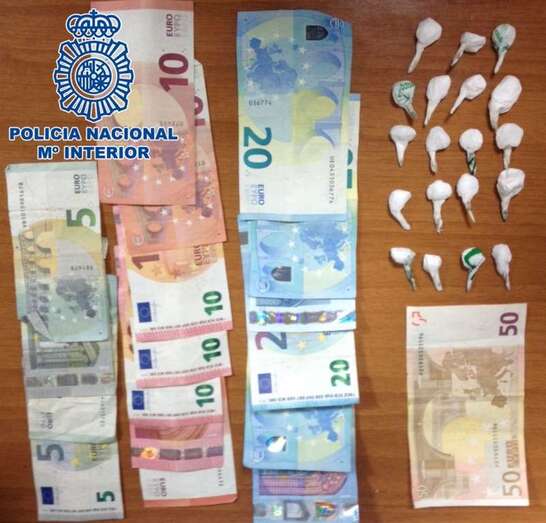 Droga y dinero incautados al detenido por los agentes (Foto TA)