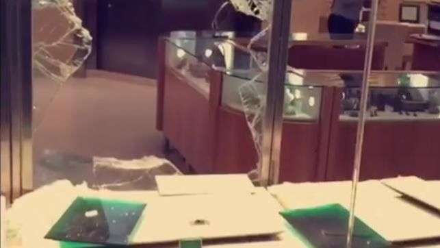 El atraco, en el que sustrajeron joyas y relojes por valor de medio millón de euros, se produjo a punta de pistola (Foto TA)