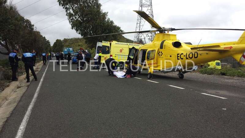 El cierre de la GC-80 por otras obras complicó las tareas de evacuación del herido (Foto TA)