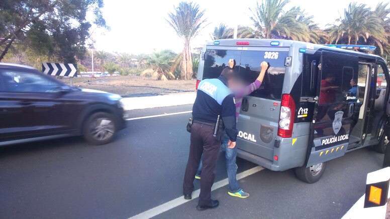 El detenido fue apresado junto a la GC-10, después de huir de la finca (Foto TA)