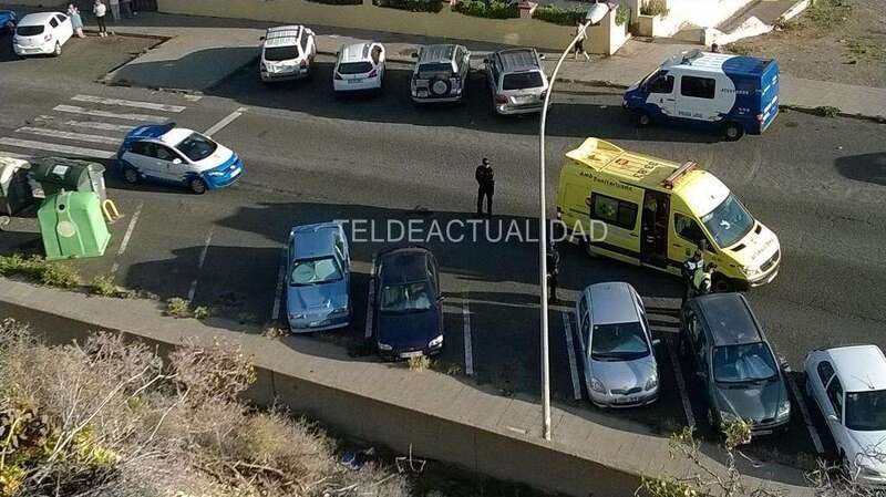 La ambulancia y agentes policiales en el lugar del atropello (Foto TA)