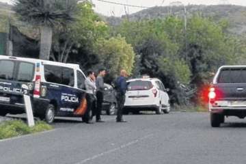 Policías vigilando la entrada a Llano de la Palma (Foto C7)