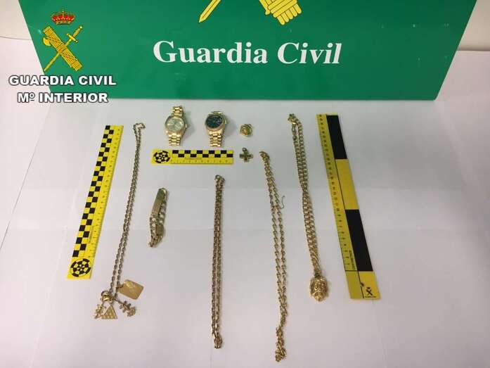 Imagen de los relojes y joyas que uno de los detenidos intentaba sacar de Gran Canaria (Foto TA)