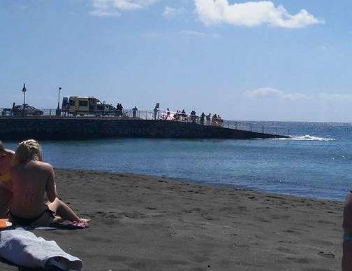 El hombre recibió una primera asistencia médica en el muelle de Melenara (Foto TA)