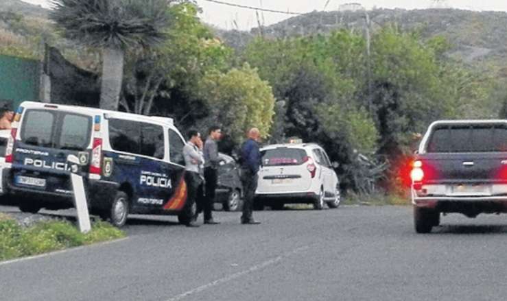 Vista del dispositivo policial a la entrada de la zona donde apareció el cuerpo de Yurena, el pasado 31 de marzo (Foto TA)