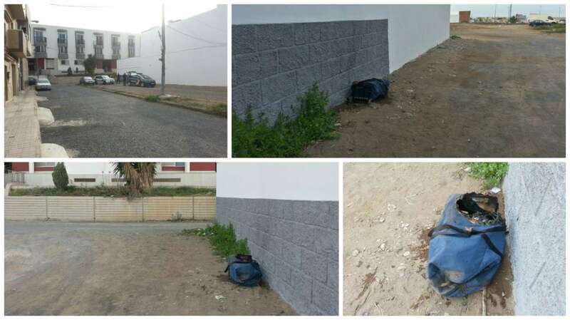 Misteriosa bolsa azul, depositada en la calle de Margarita Nelken, en el barrio de Ponce (Foto TA)