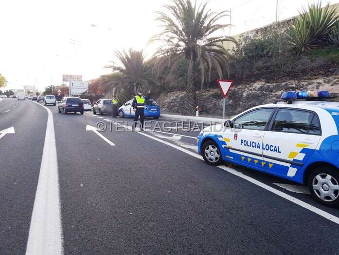 Agentes de la Policía Local en el lugar del accidente (Foto TA)