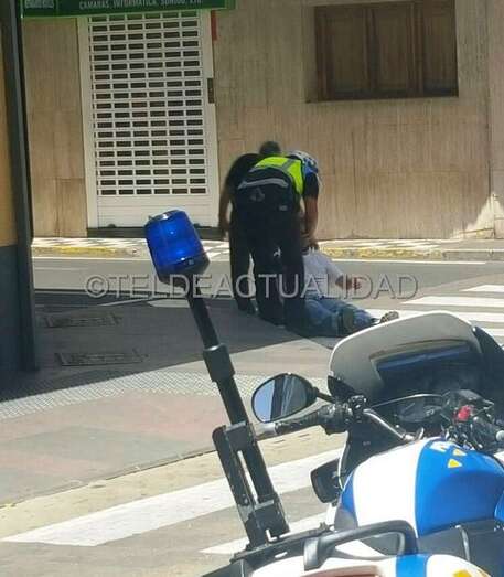 El hombre cayó al suelo en la calle Poeta Fernando González de Los Llanos (Foto TA)