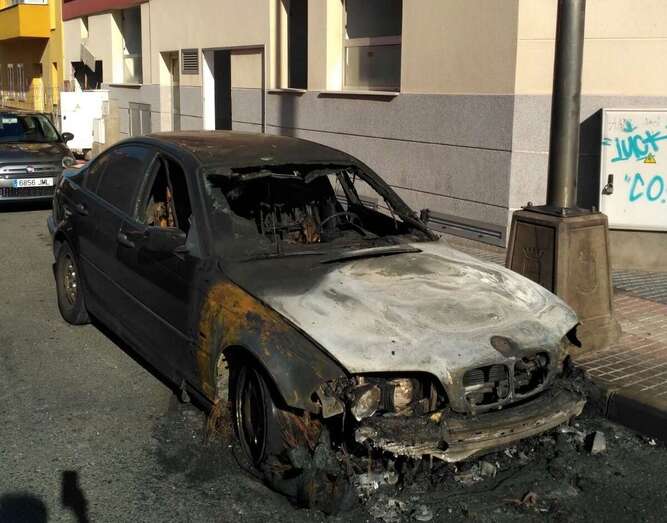 Imagen del vehículo afectado por las llamas (Foto TA)