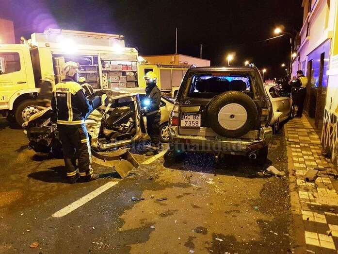 Estado en que quedó el coche que conducía el joven (Foto TA)