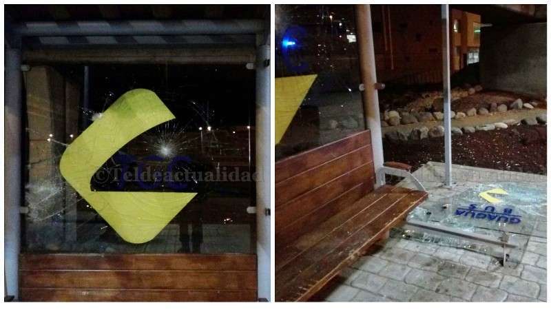 Marquesina con destrozos ocasionados por el encapuchado (Foto TA)