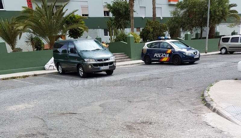 Coche policial delante del bloque donde se halló el cadáver (Foto TA)
