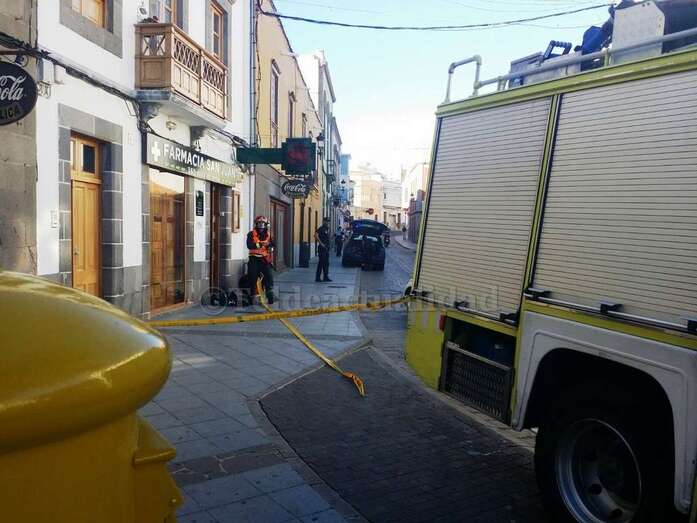 Los bomberos tratan de airear el local (Foto TA)