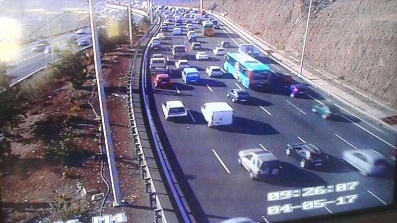 Imagen de las retenciones de vehículos en dirección sur por el accidente (Foto TA)