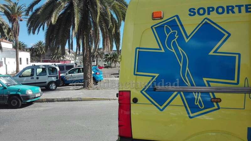 Ambulancia de USE y un coche patrulla de la Policía Local, en el lugar de la reyerta (Foto TA)