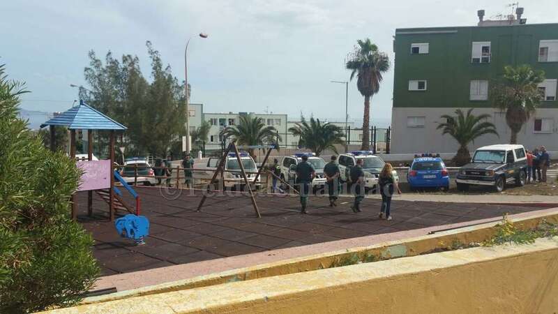 Guardias Civiles en la zona, en una imagen captada hace unos minutos por vecinos del lugar (Foto TA)