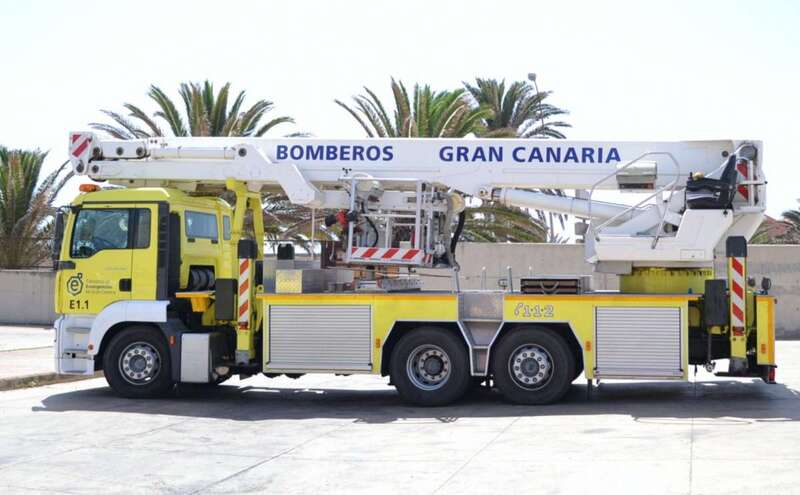 Imagen de archivo de uno de los camiones escala con los que cuenta el parque zonal de bomberos de Telde (Foto TA)