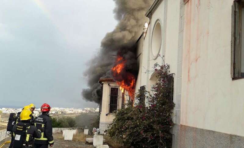 Imagen de los bomberos interviniendo el pasado lunes en el incendio (Foto TA)