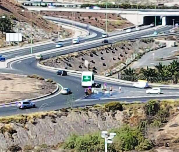 El camión con la mercancía pérdida, en el lugar de los hechos (Foto TA)