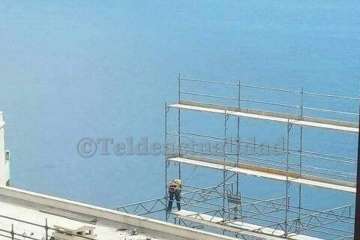 Foto del andamio desde el que cayó el joven de Telde (Foto TA)