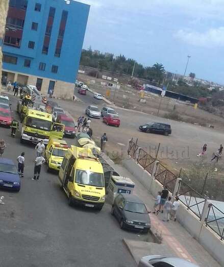 Bomberos y ambulancia en el lugar del siniestro (Foto TA)