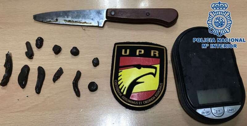 Droga y cuchillo incautado al detenido (Foto TA)