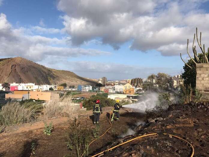 Los bomberos, en plena acción  (Foto TA)