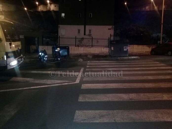 Los bomberos actuando en la zona (Foto TA)