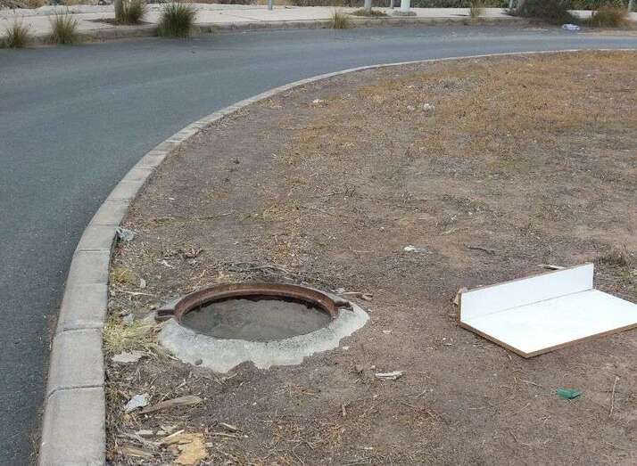 Imagen del conducto por el que lograron acceder los menores (Foto TA)