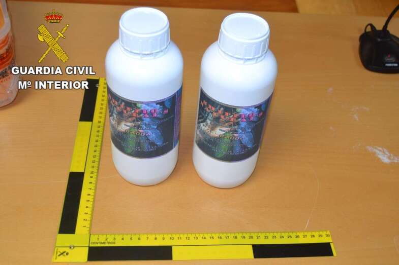 Imagen de los dos botes que contenían la bebida alucinógena (Foto TA)