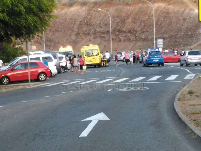 Ambulancias y policía local en el lugar del accidente (Foto TA)