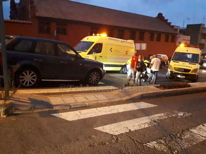 Personal sanitario de dos ambulancias atienden a la persona herida (Foto TA)