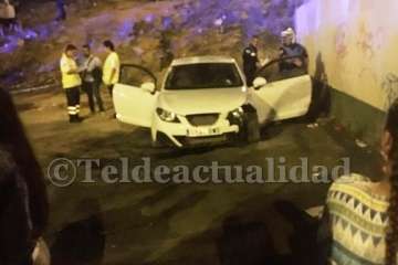 Un vehículo se sale de la vía durante una carrera ilegal en Alcampo (Foto TA)