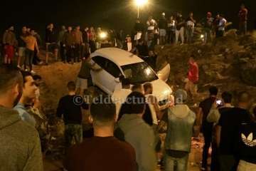Un vehículo se sale de la vía durante una carrera ilegal en Alcampo (Foto TA)