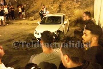 Un vehículo se sale de la vía durante una carrera ilegal en Alcampo (Foto TA)