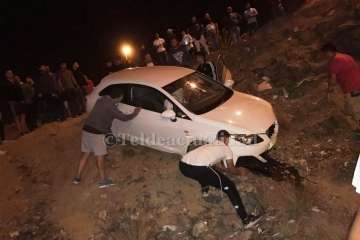 Un vehículo se sale de la vía durante una carrera ilegal en Alcampo (Foto TA)