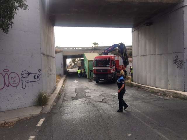 El vehículo quedó bloqueado al rozar el contenedor que transportaba el techo del paso subterráneo (Foto TA)