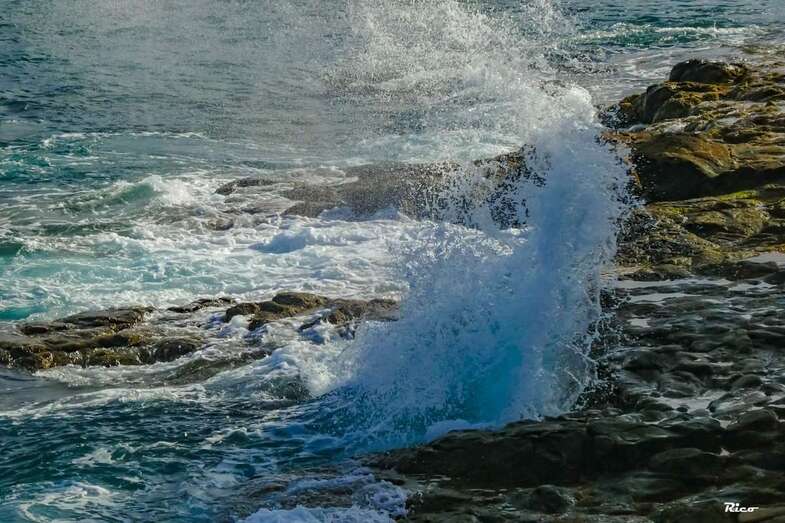 Imagen de las olas batiendo en la costa de Melenara (Foto Antonio Rico)