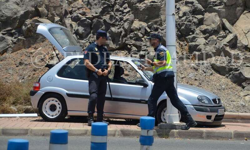 Efectivos de la UIP custodian el vehículo en las inmediaciones del CC Las Terrazas (Foto TA)