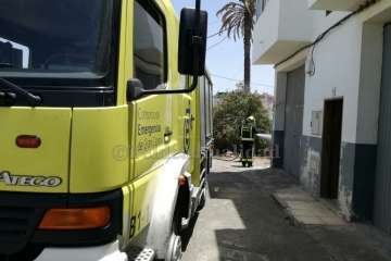 Los bomberos sofocan un pequeño incendio en un solar de La Barranquera (Telde) (Foto TA)